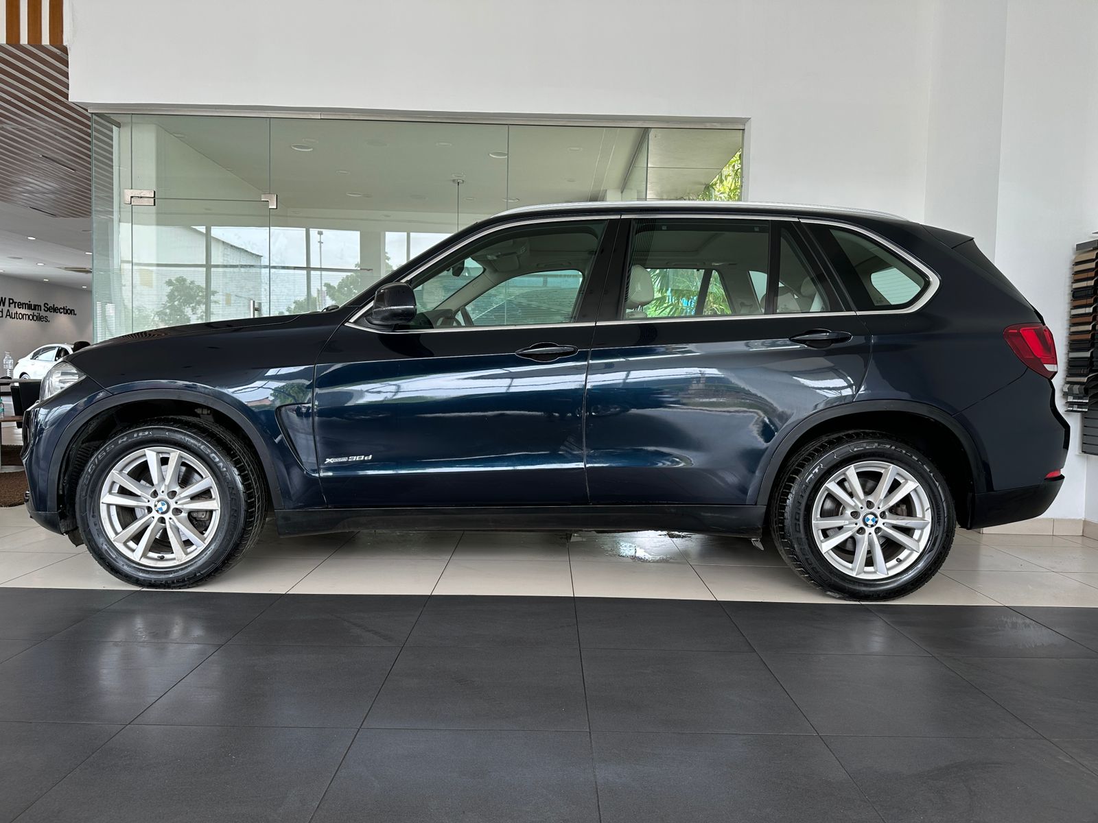 BMW X5 - 2015 model - 91439 kms right