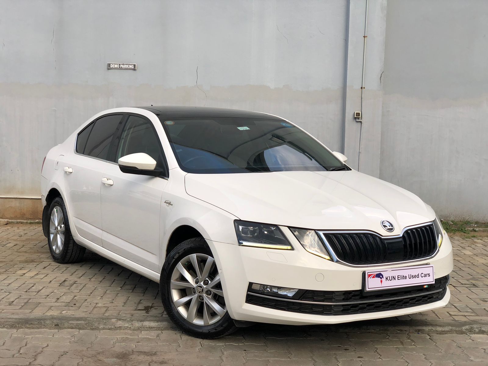 Skoda-Octavia-2017-model-90378-kms